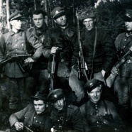 MGB agentų-smogikų grupė, dalyvavusi suimant 1949 m. gegužės 1 d. Lietuvos pajūryje išsilaipinusius desantininkus. Fotografija saugoma Genocido aukų muziejuje, GEK1095 MGB agentų-smogikų grupė, dalyvavusi suimant 1949 m. gegužės 1 d. Lietuvos pajūryje išsilaipinusius desantininkus. Fotografija saugoma Genocido aukų muziejuje, GEK1095